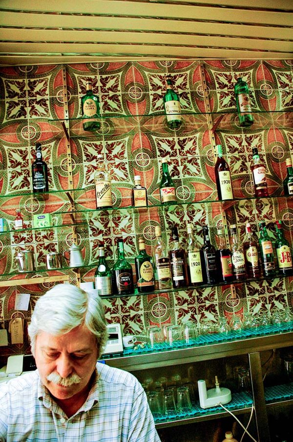 Flisevegg i en bar i Lisboa