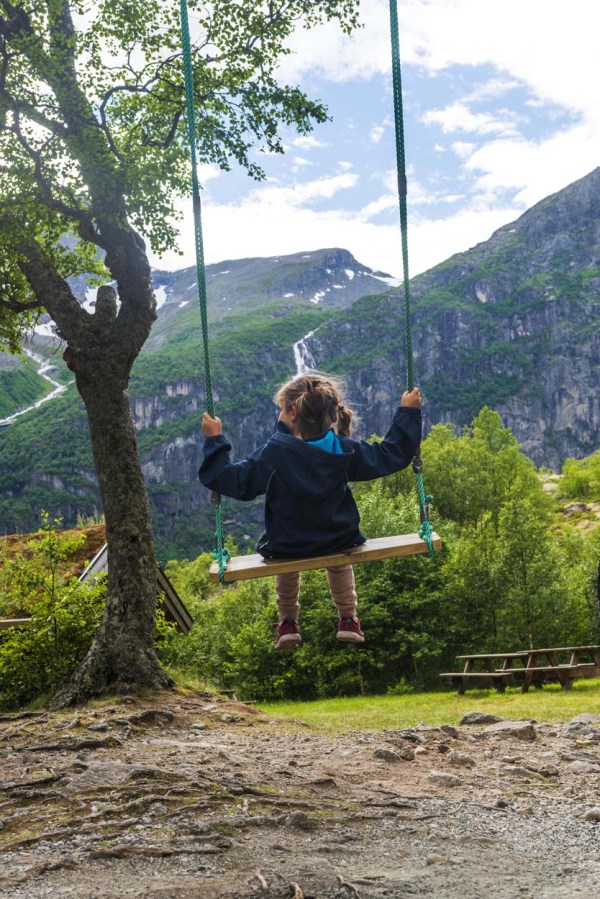 4-åring på huske ved Briksdalsbreen