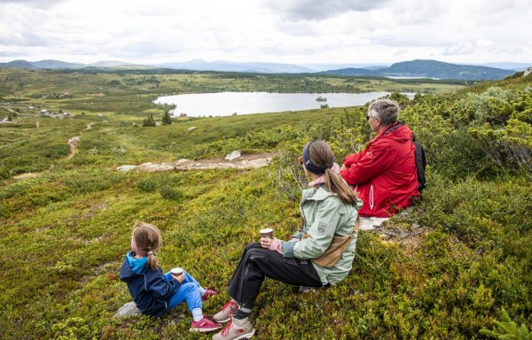 Barn med mor og bestemor på fjelltur i Norge