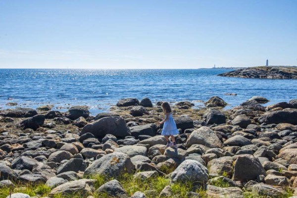 5 år gammel jente går på rullesteiner på Merdø