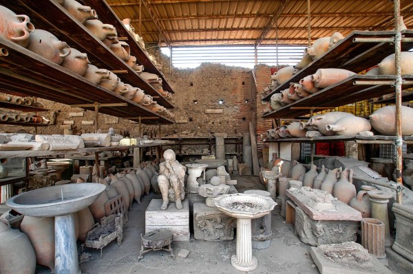 Krukker og død kropp i Pompeii